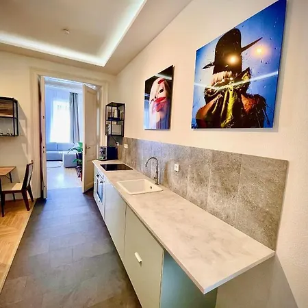 Aviator In The Center *