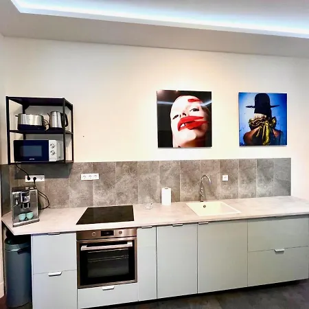 Aviator In The Center Daire