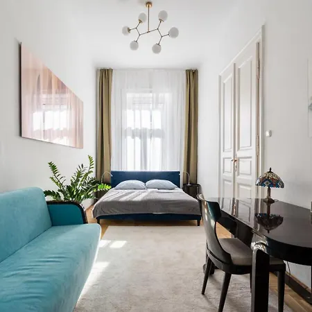 Aviator In The Center * Budapeşte