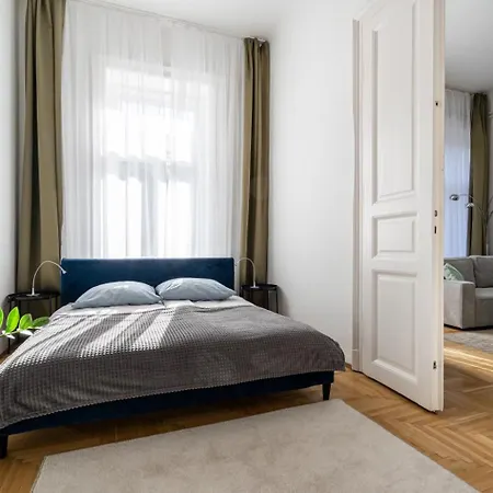 Aviator In The Center * Budapeşte