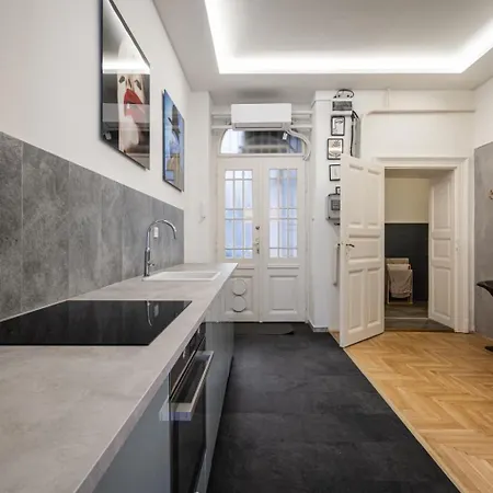 Aviator In The Center Daire *