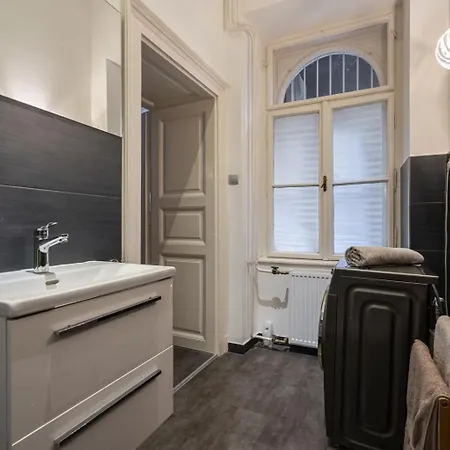 Aviator In The Center * Budapeşte