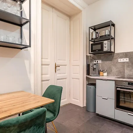 Aviator In The Center Daire *