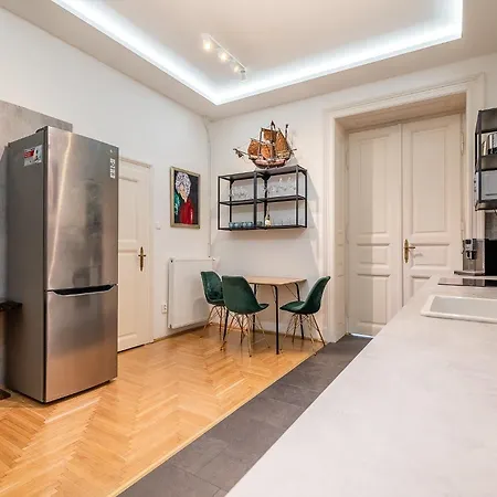 Aviator In The Center *