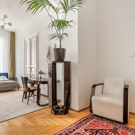 Aviator In The Center *