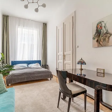 Aviator In The Center Daire