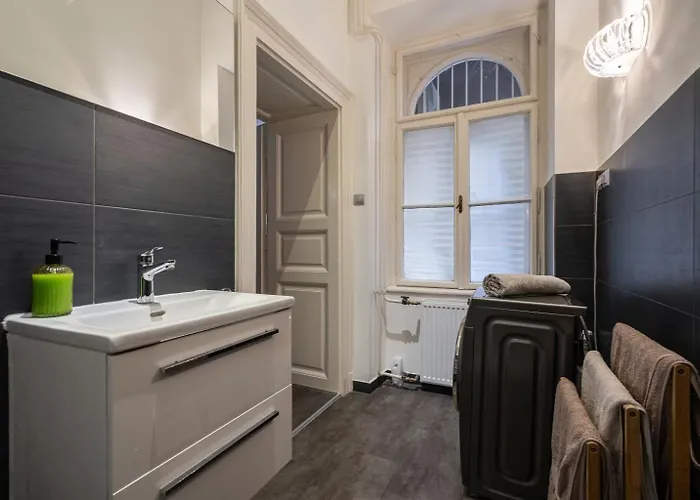 Aviator In The Center * Budapeste