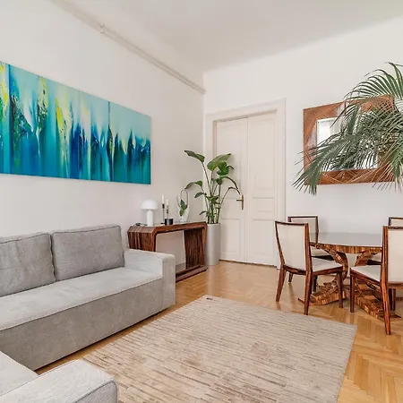 Aviator In The Center Budapesta